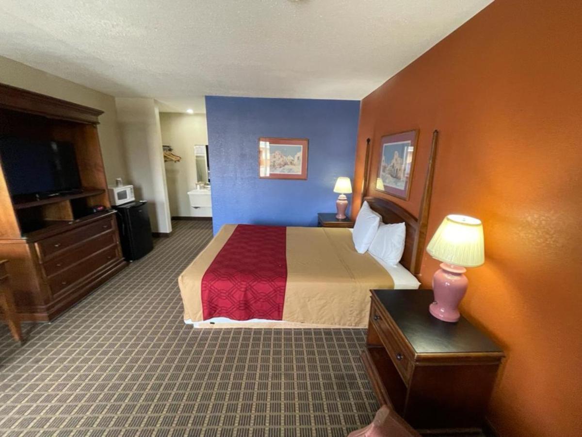 Knights Inn & Suites Emporia Bagian luar foto