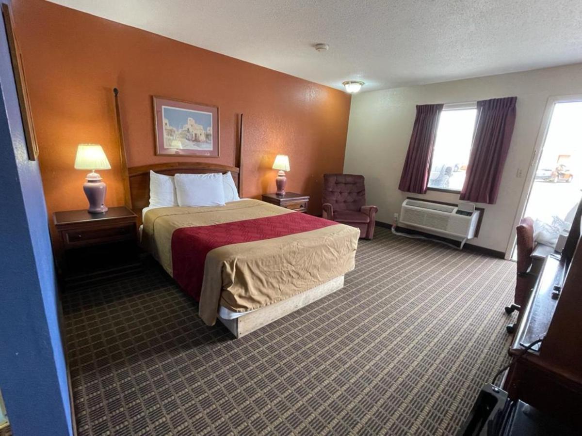 Knights Inn & Suites Emporia Bagian luar foto