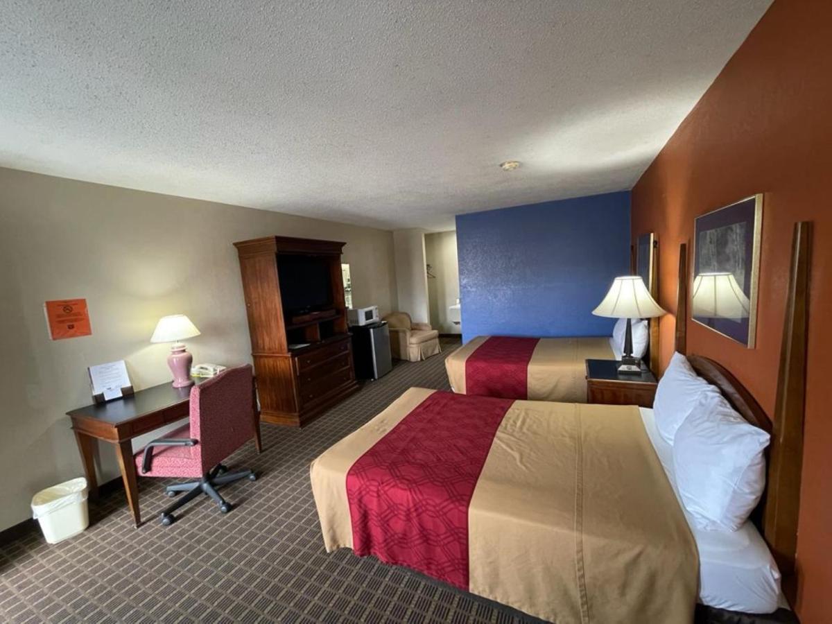 Knights Inn & Suites Emporia Bagian luar foto