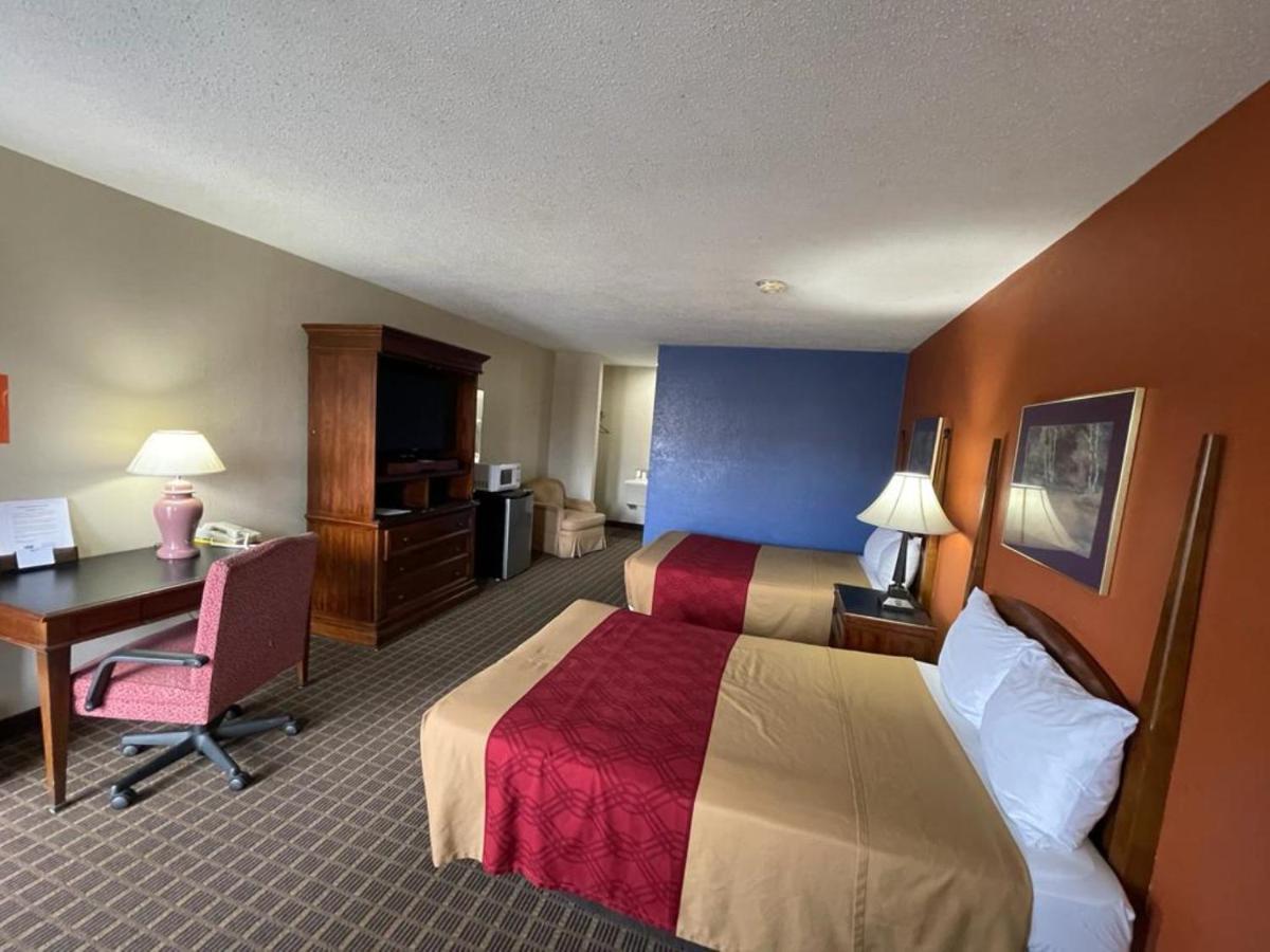Knights Inn & Suites Emporia Bagian luar foto