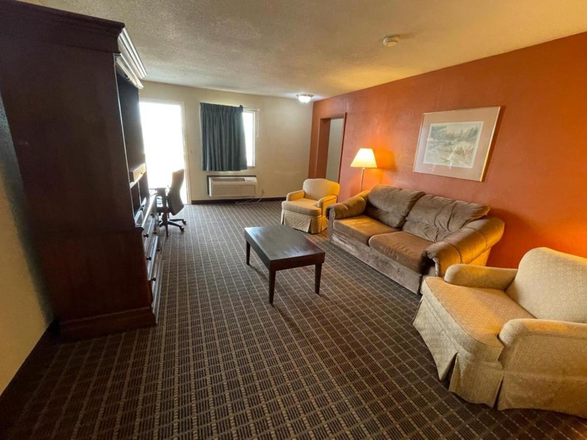 Knights Inn & Suites Emporia Bagian luar foto