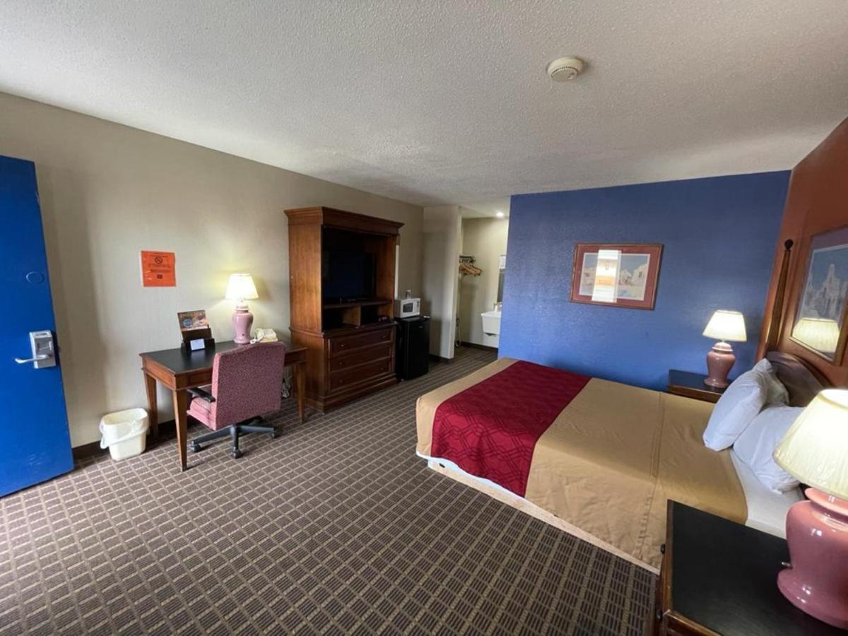 Knights Inn & Suites Emporia Bagian luar foto