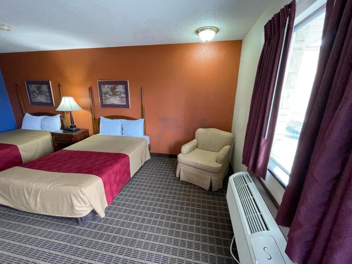 Knights Inn & Suites Emporia Bagian luar foto