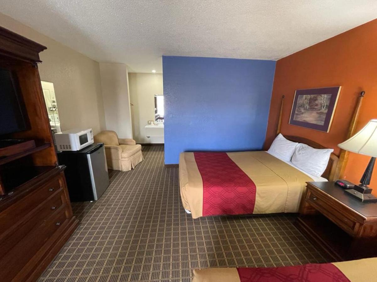 Knights Inn & Suites Emporia Bagian luar foto