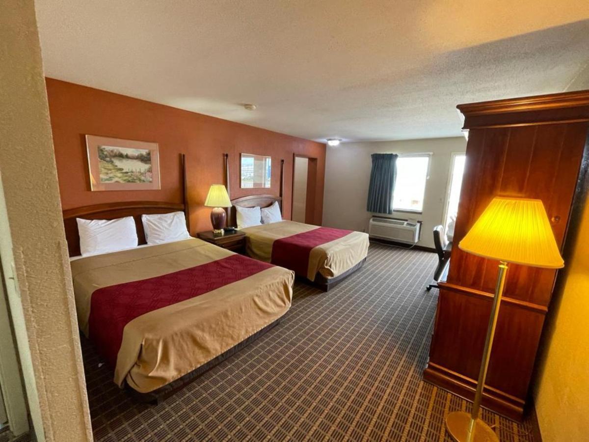 Knights Inn & Suites Emporia Bagian luar foto