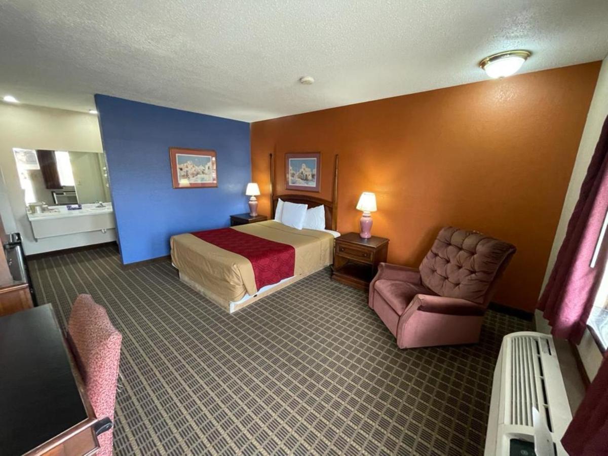 Knights Inn & Suites Emporia Bagian luar foto