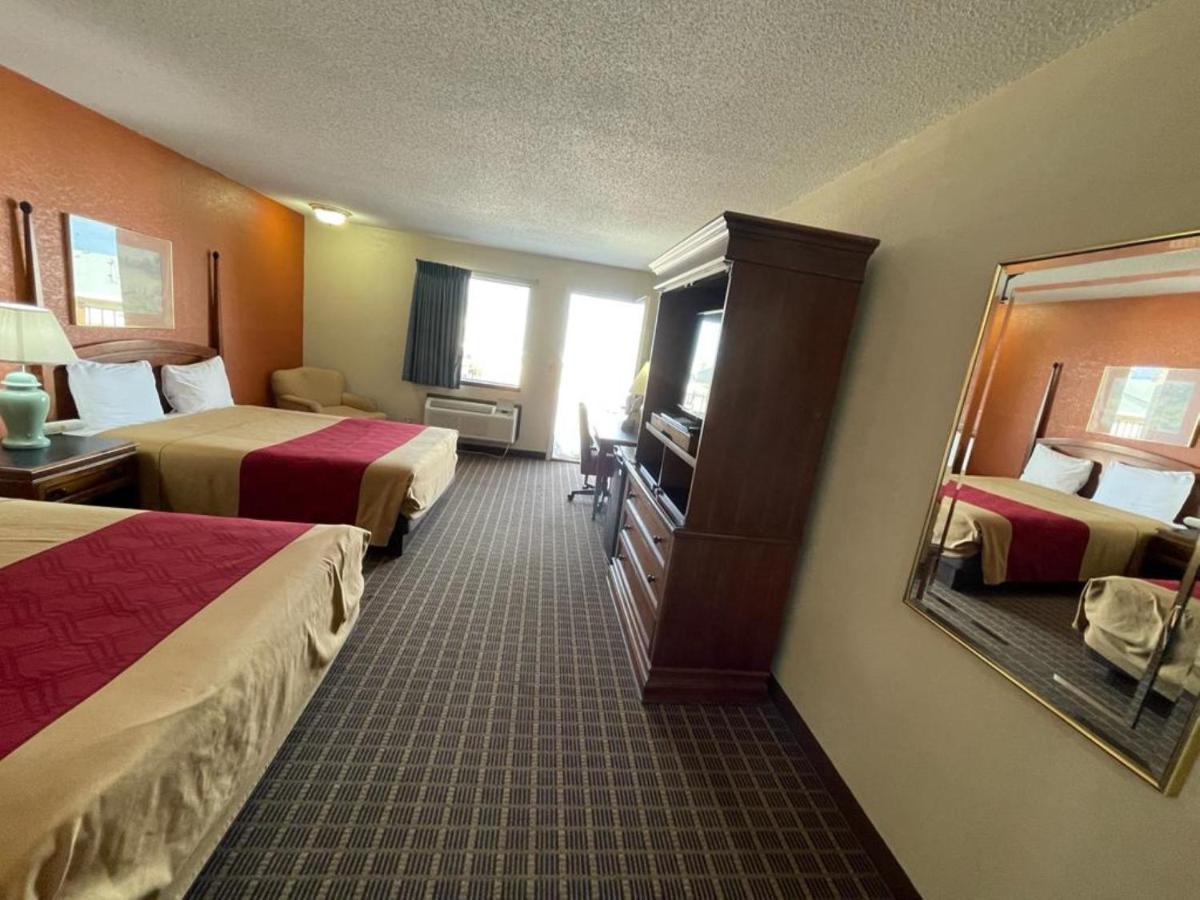 Knights Inn & Suites Emporia Bagian luar foto