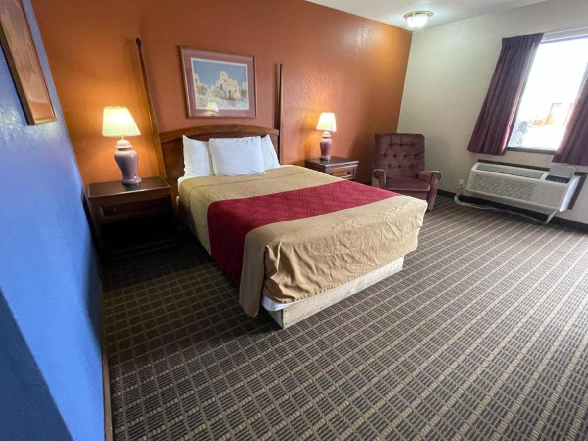 Knights Inn & Suites Emporia Bagian luar foto