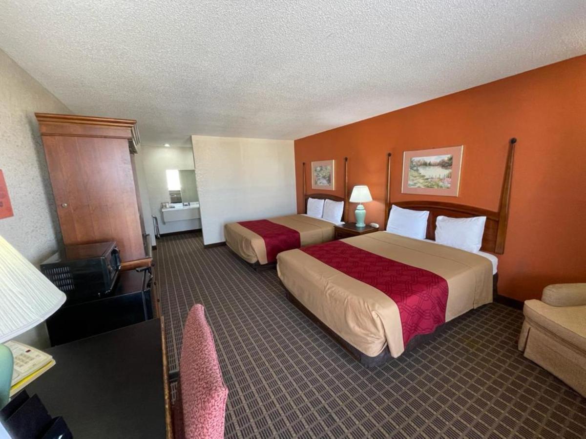 Knights Inn & Suites Emporia Bagian luar foto