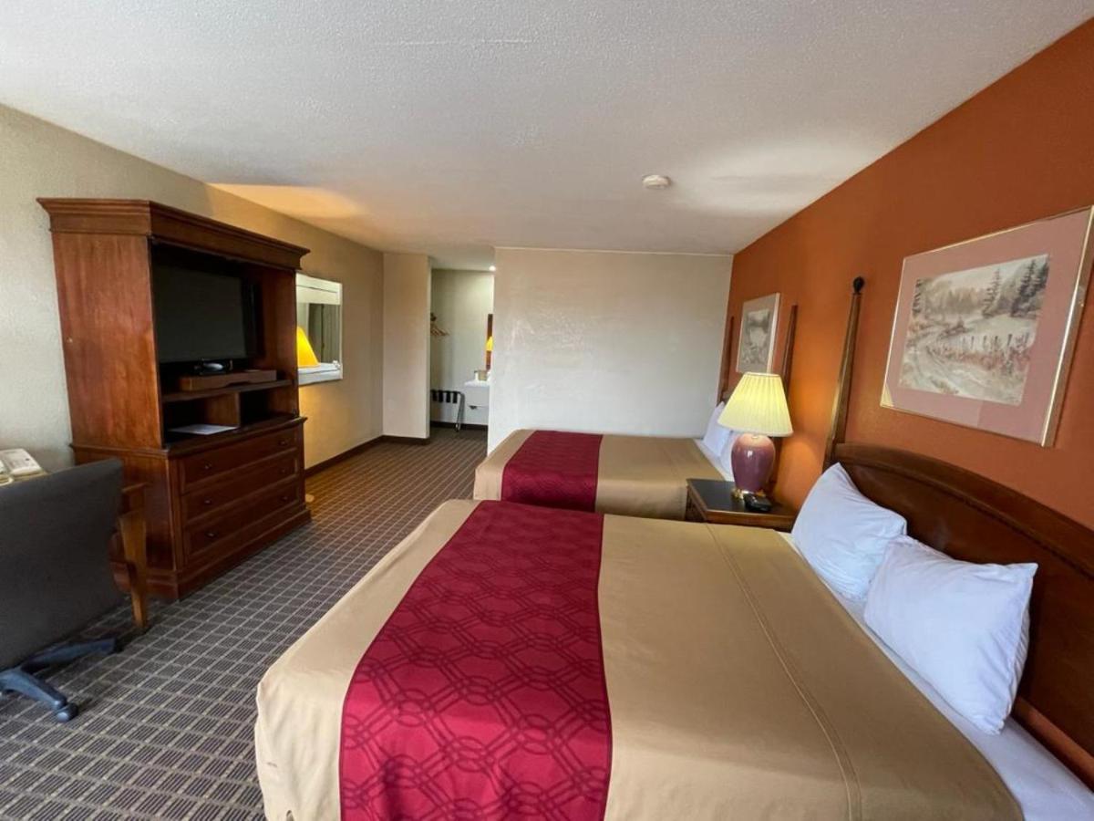 Knights Inn & Suites Emporia Bagian luar foto