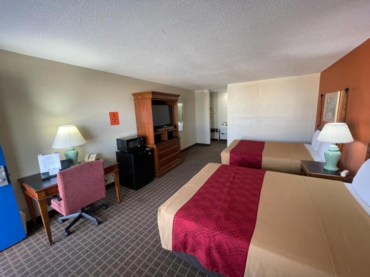Knights Inn & Suites Emporia Bagian luar foto