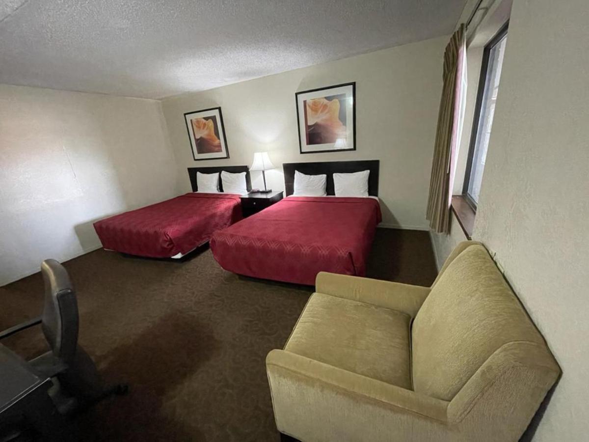 Knights Inn & Suites Emporia Bagian luar foto
