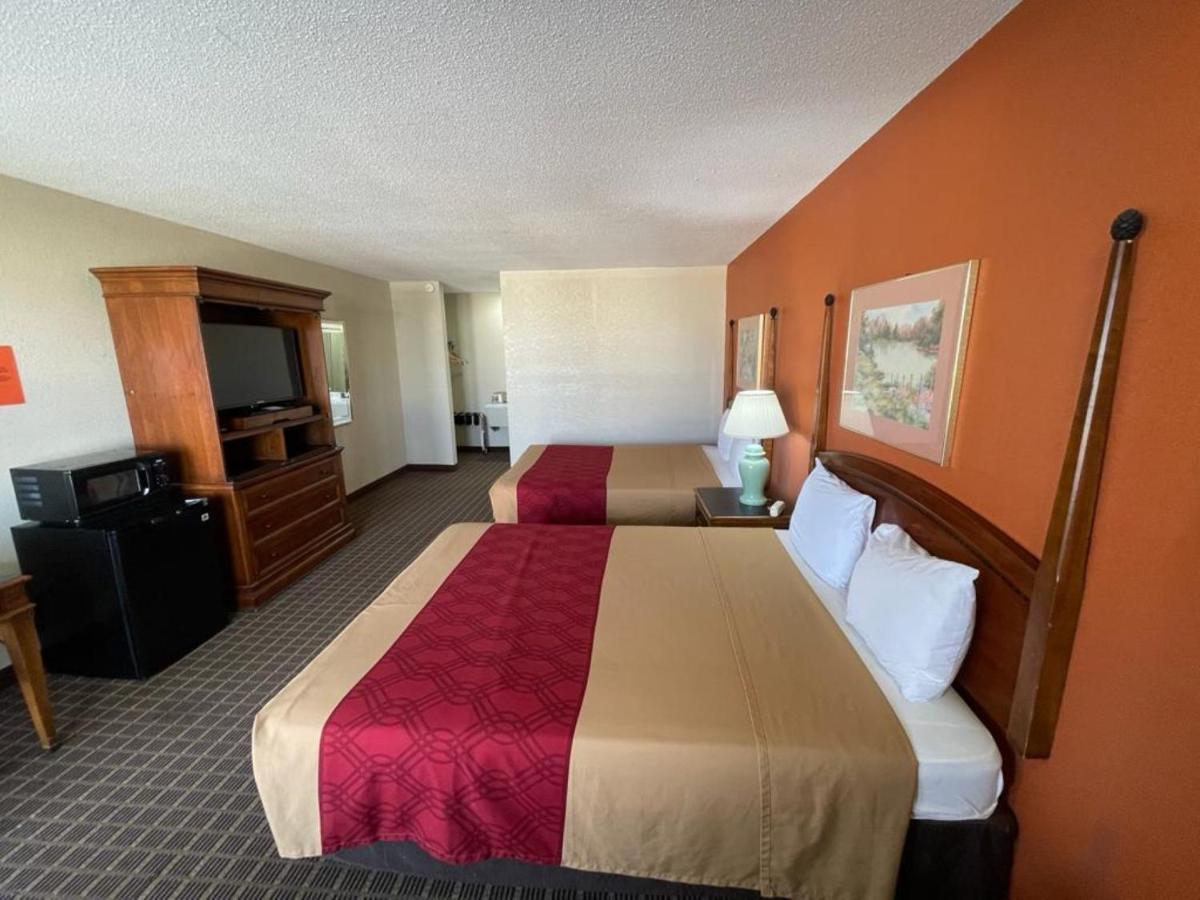 Knights Inn & Suites Emporia Bagian luar foto