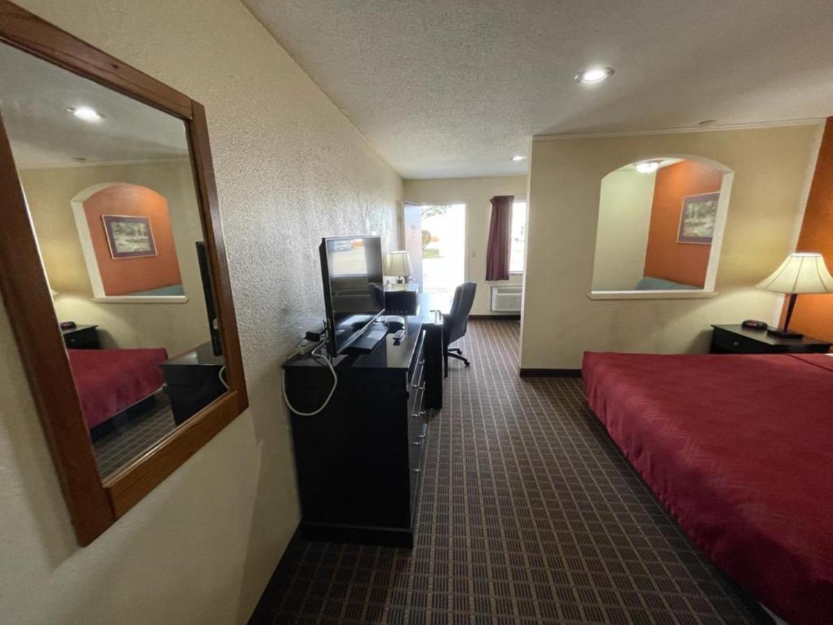 Knights Inn & Suites Emporia Bagian luar foto