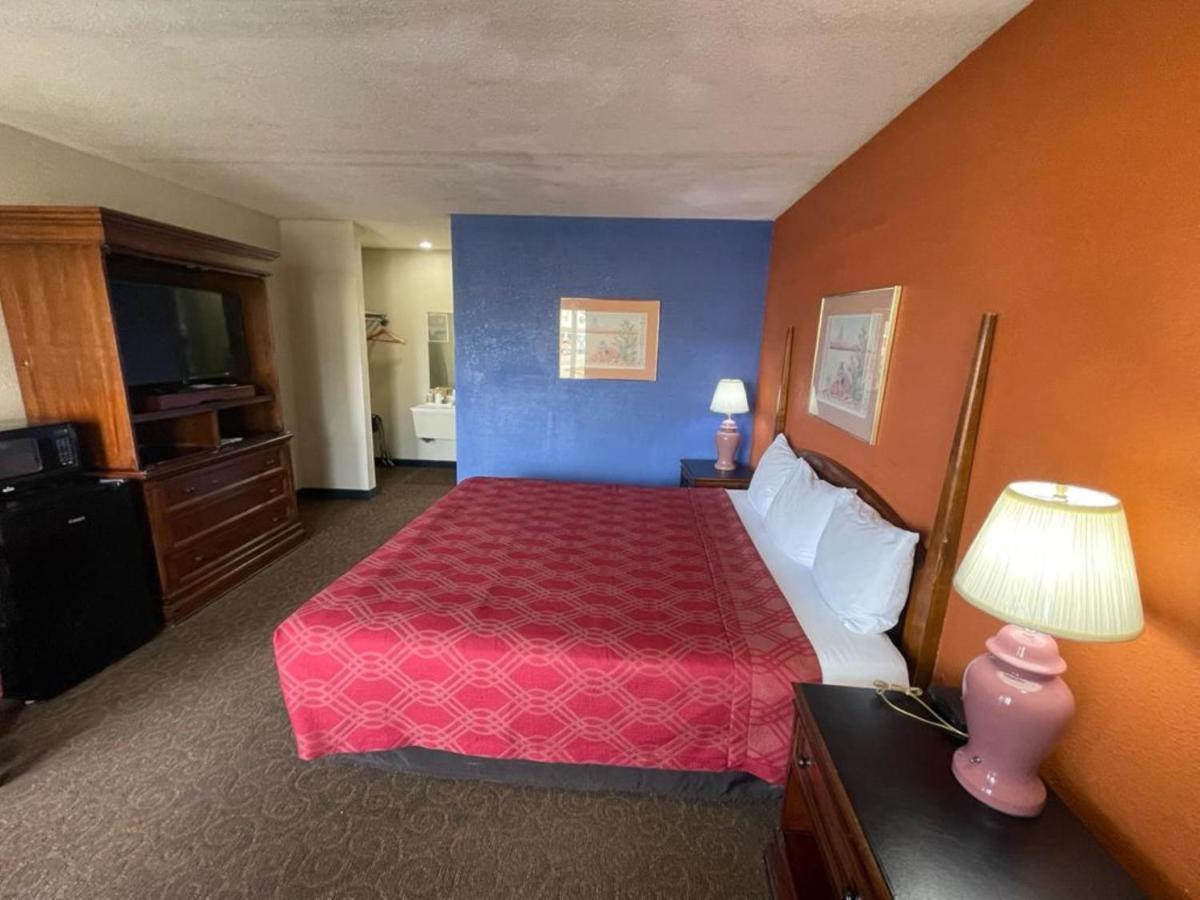 Knights Inn & Suites Emporia Bagian luar foto