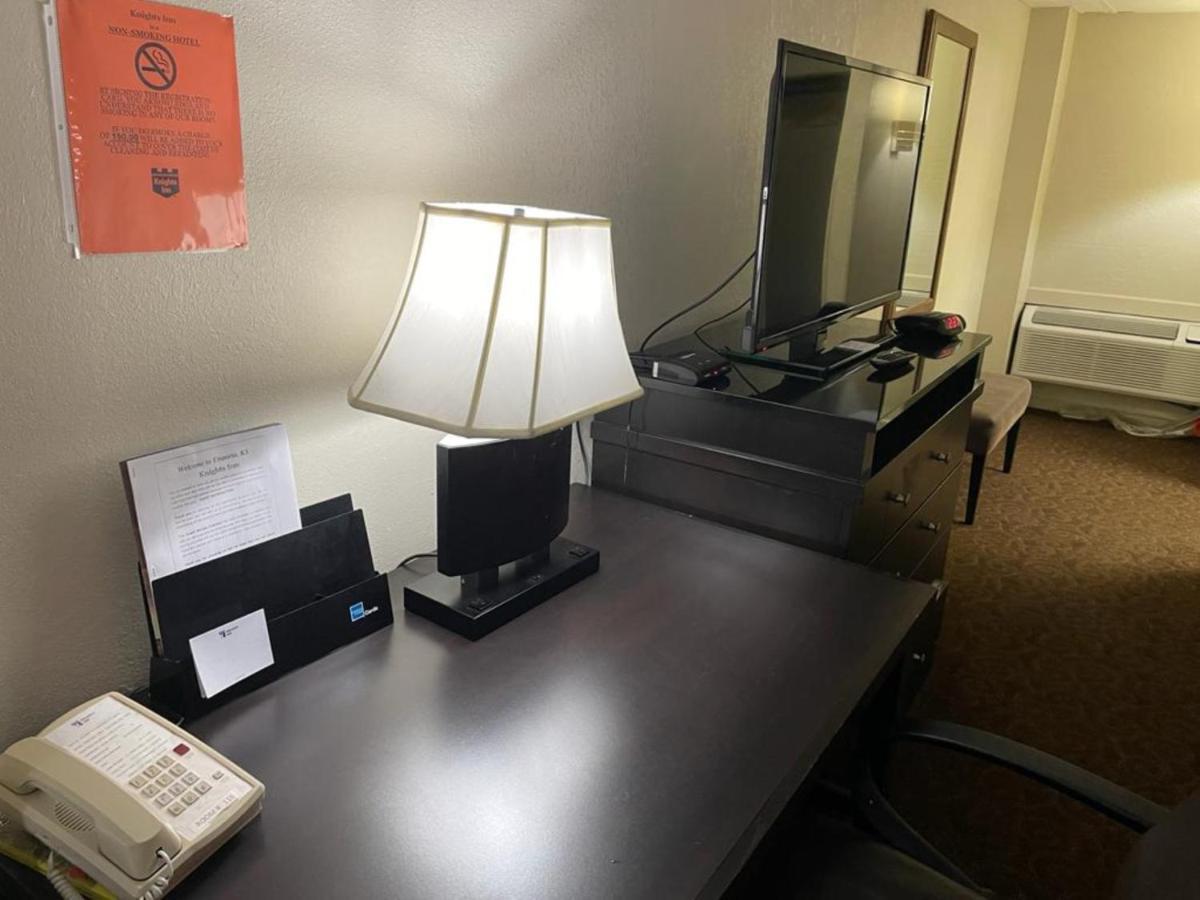 Knights Inn & Suites Emporia Bagian luar foto