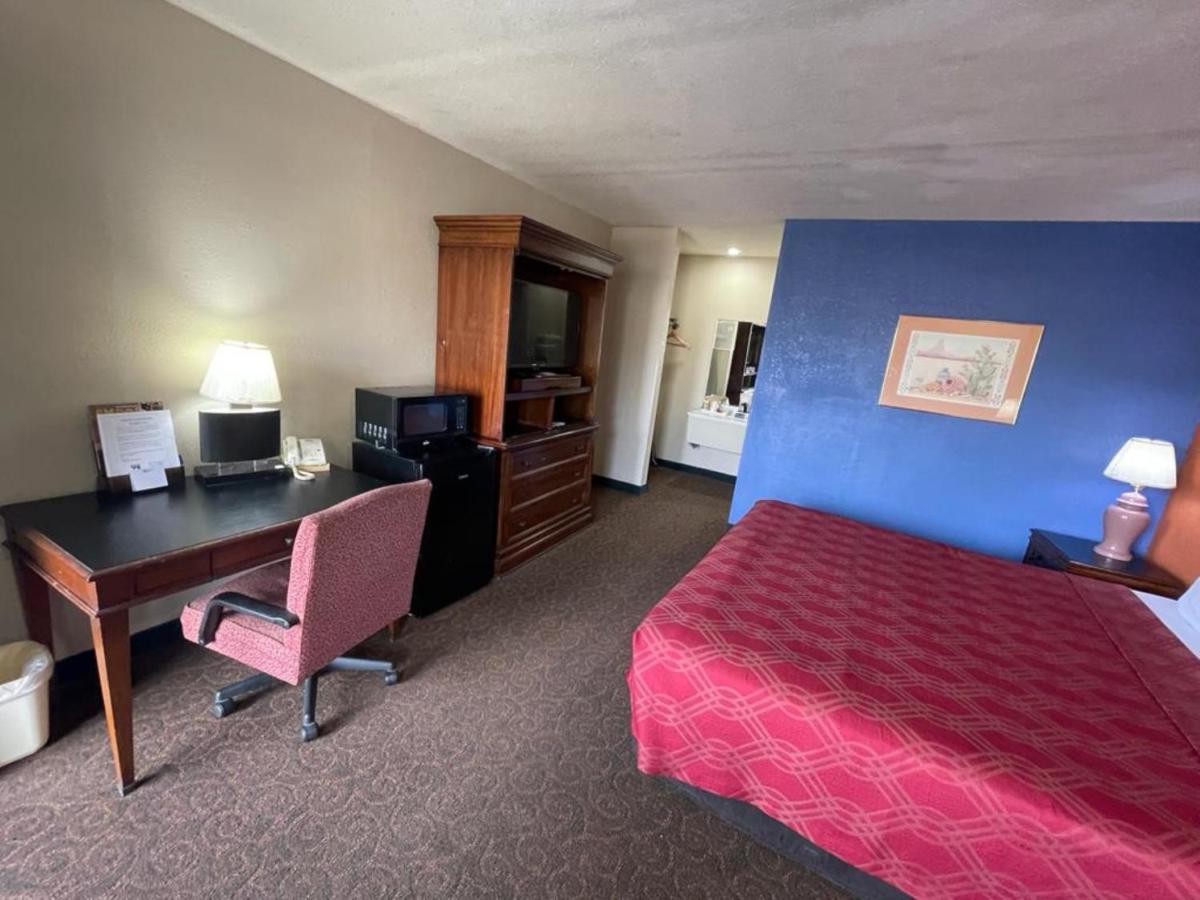 Knights Inn & Suites Emporia Bagian luar foto