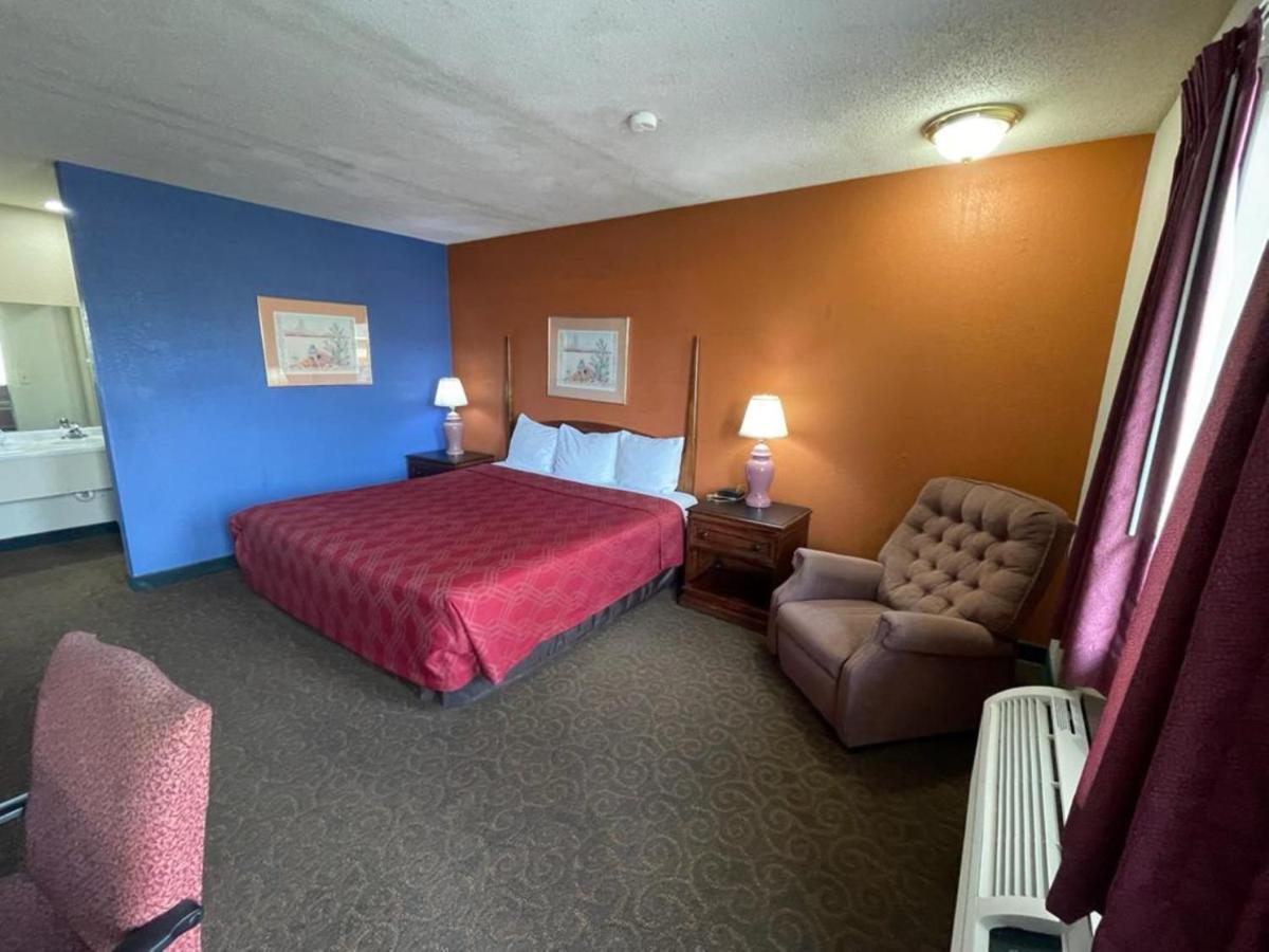 Knights Inn & Suites Emporia Bagian luar foto