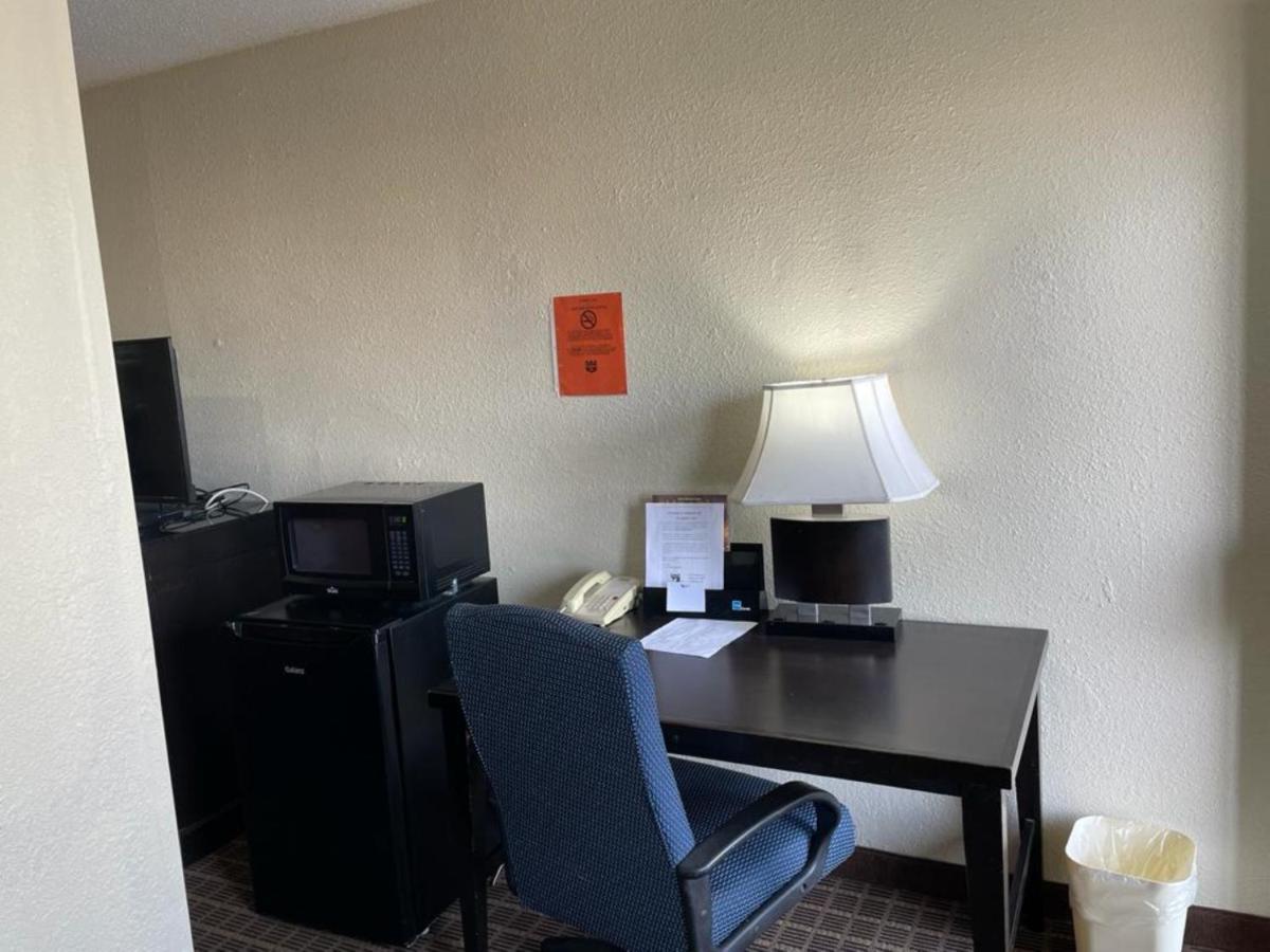 Knights Inn & Suites Emporia Bagian luar foto