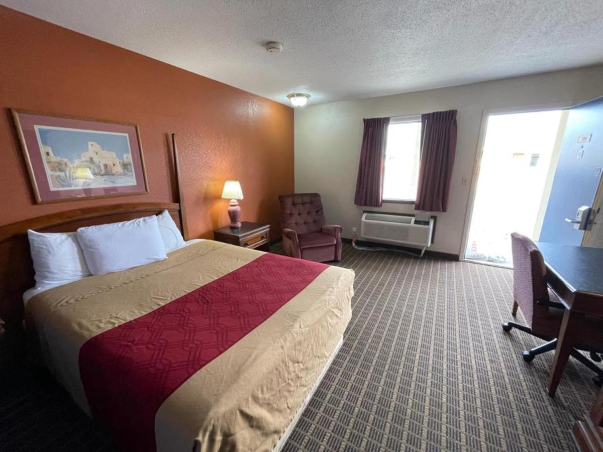 Knights Inn & Suites Emporia Bagian luar foto