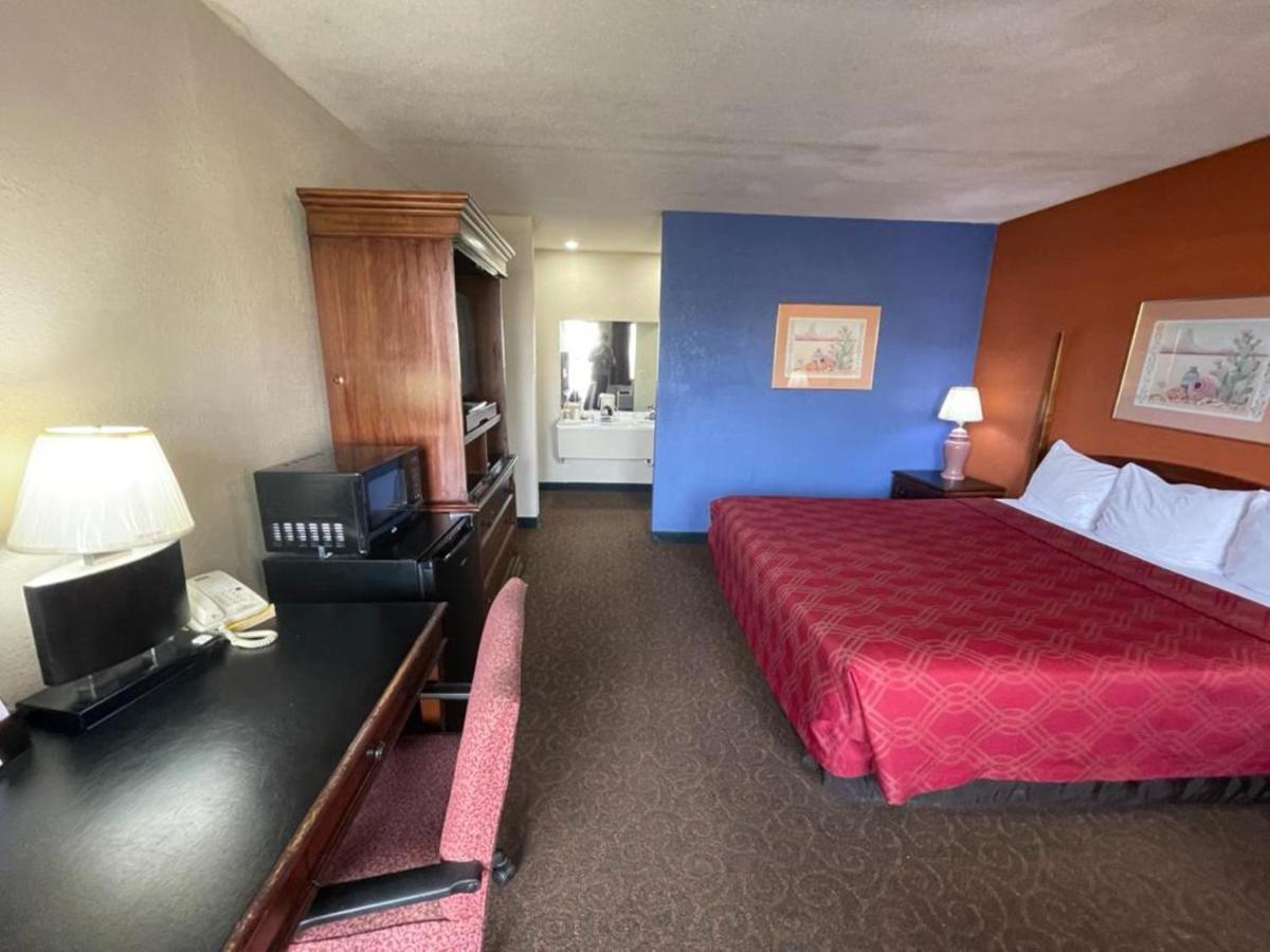 Knights Inn & Suites Emporia Bagian luar foto