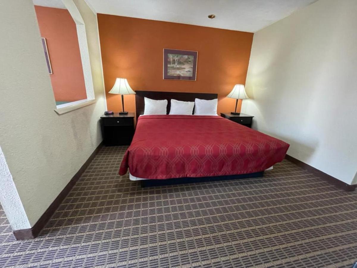 Knights Inn & Suites Emporia Bagian luar foto