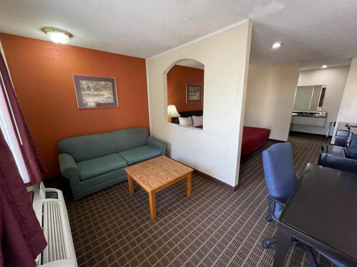 Knights Inn & Suites Emporia Bagian luar foto