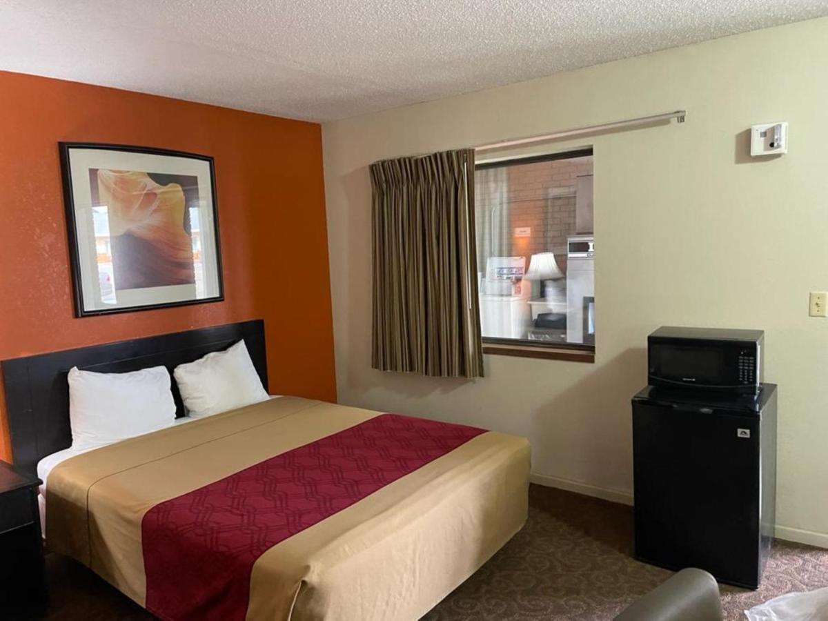 Knights Inn & Suites Emporia Bagian luar foto