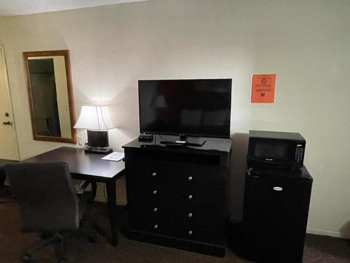 Knights Inn & Suites Emporia Bagian luar foto