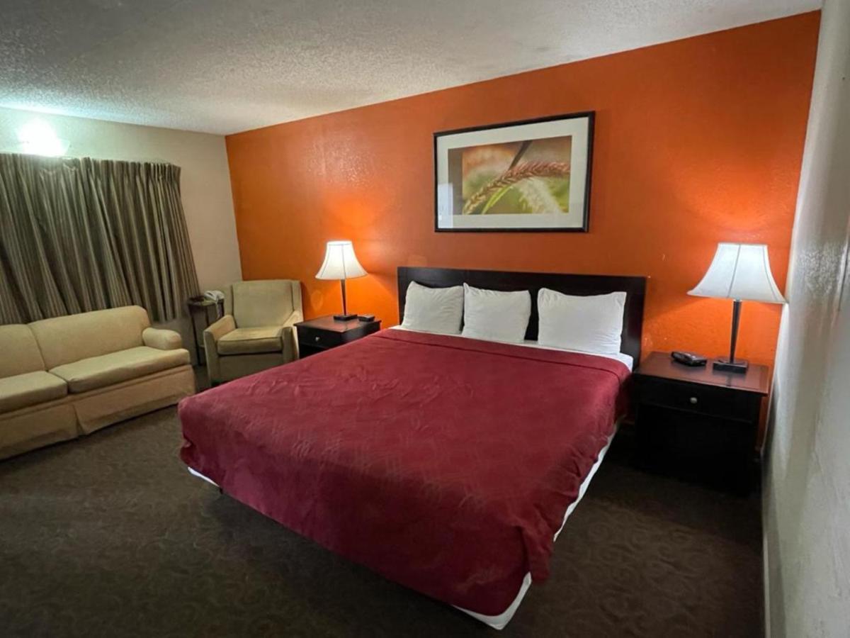 Knights Inn & Suites Emporia Bagian luar foto
