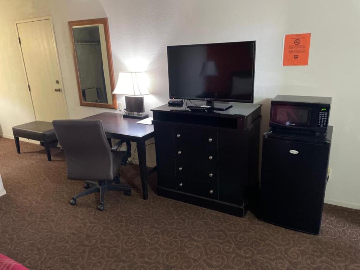 Knights Inn & Suites Emporia Bagian luar foto