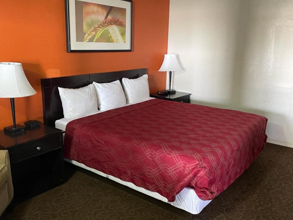 Knights Inn & Suites Emporia Bagian luar foto