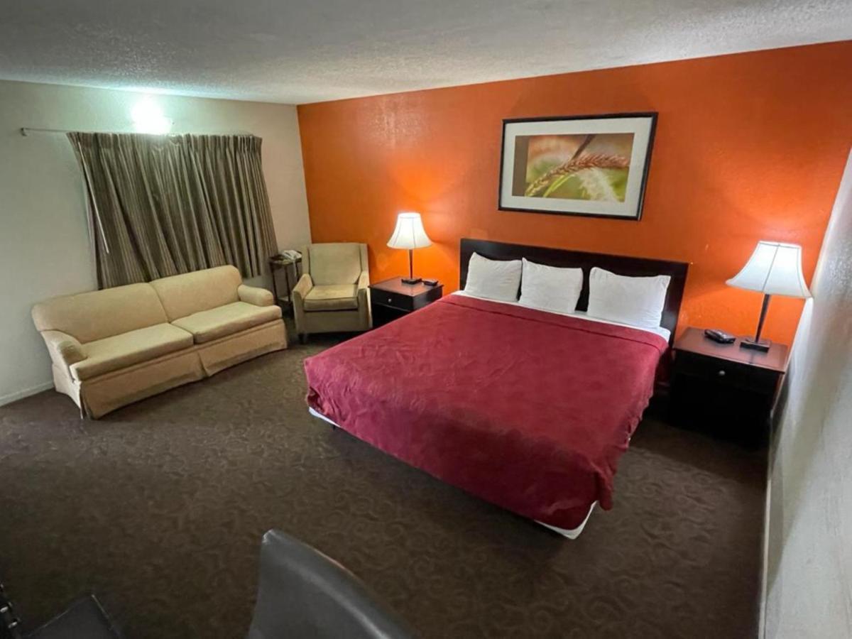 Knights Inn & Suites Emporia Bagian luar foto