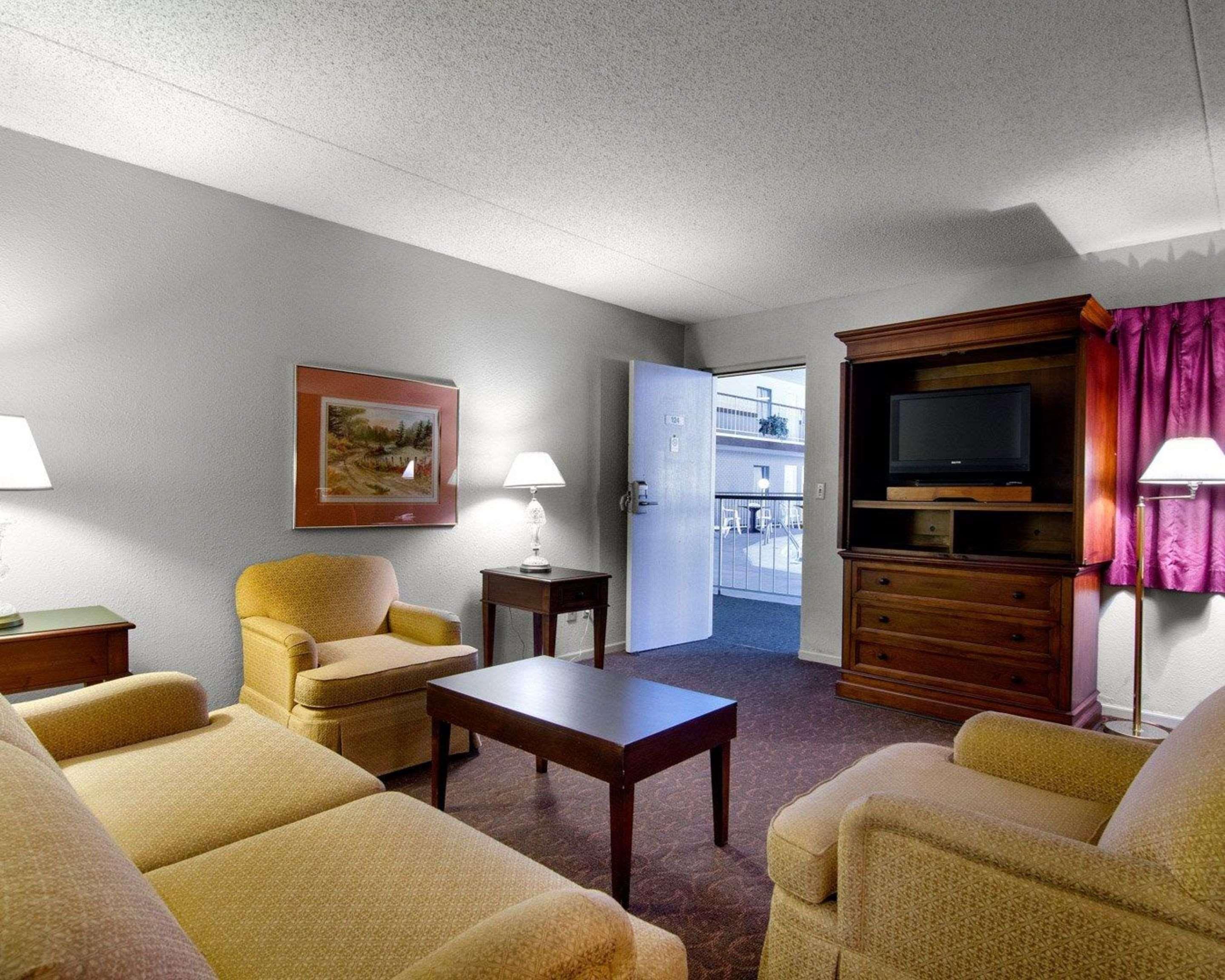 Knights Inn & Suites Emporia Bagian luar foto