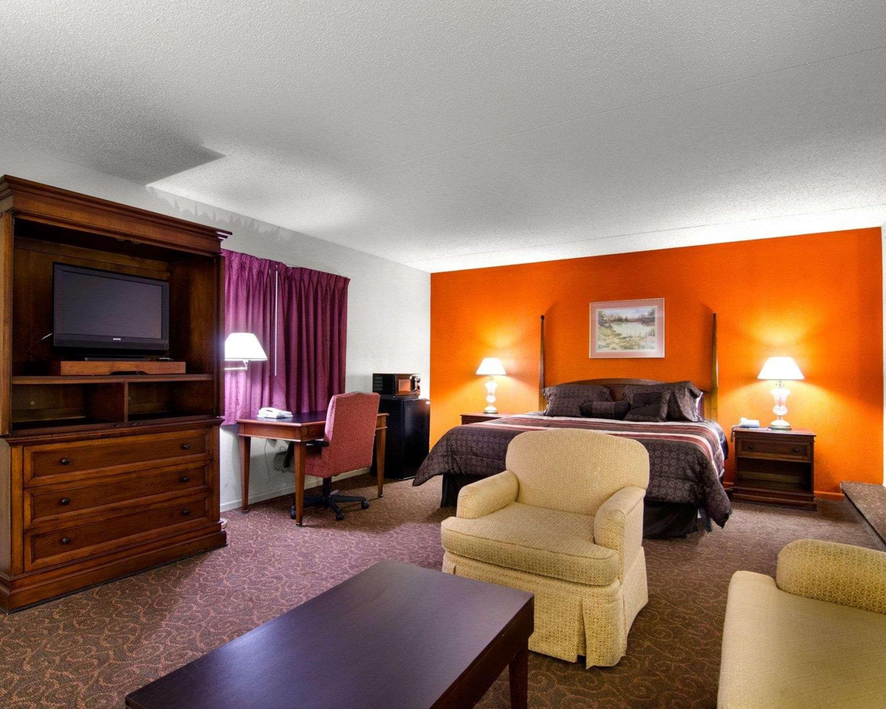 Knights Inn & Suites Emporia Bagian luar foto