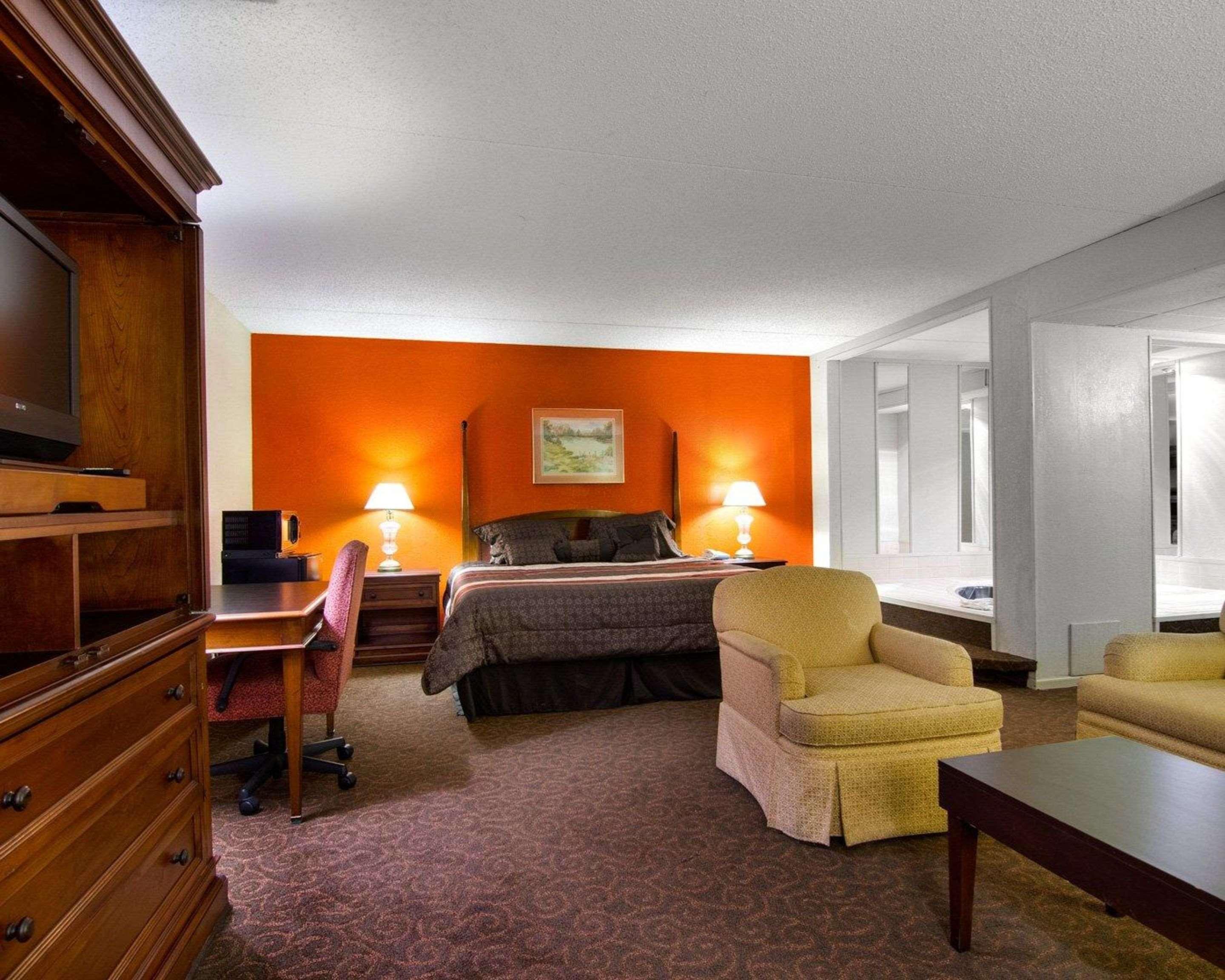 Knights Inn & Suites Emporia Bagian luar foto
