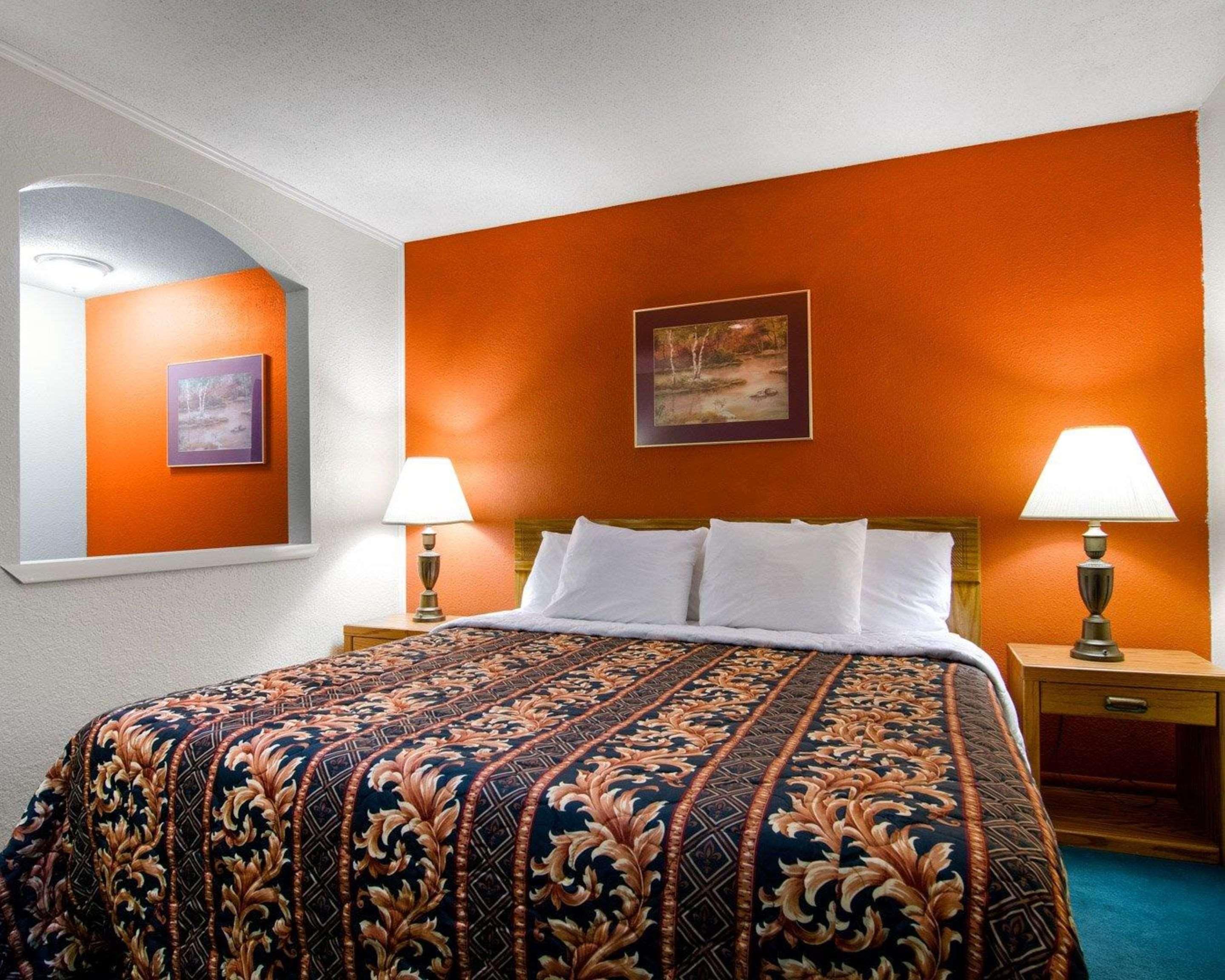 Knights Inn & Suites Emporia Bagian luar foto