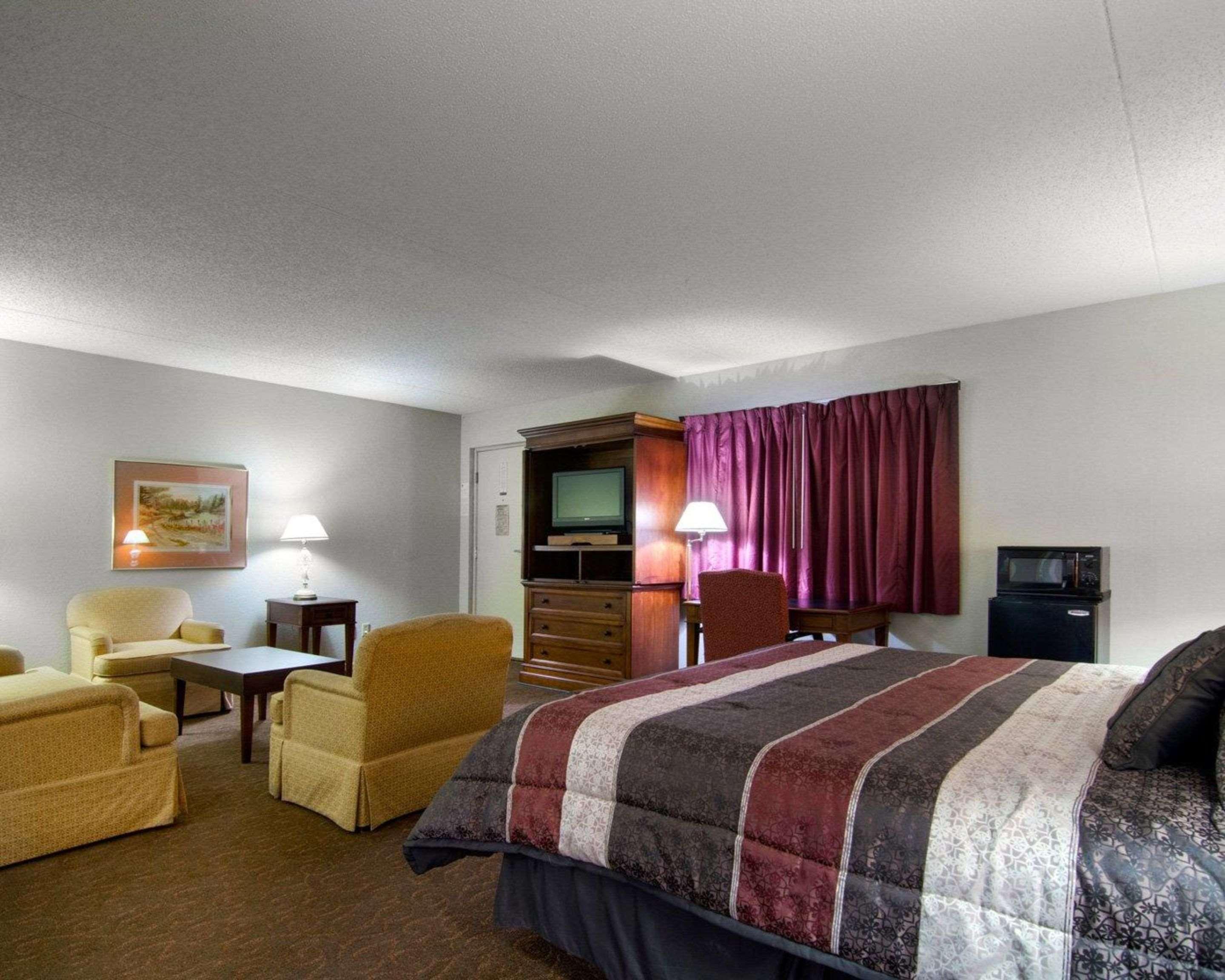 Knights Inn & Suites Emporia Bagian luar foto