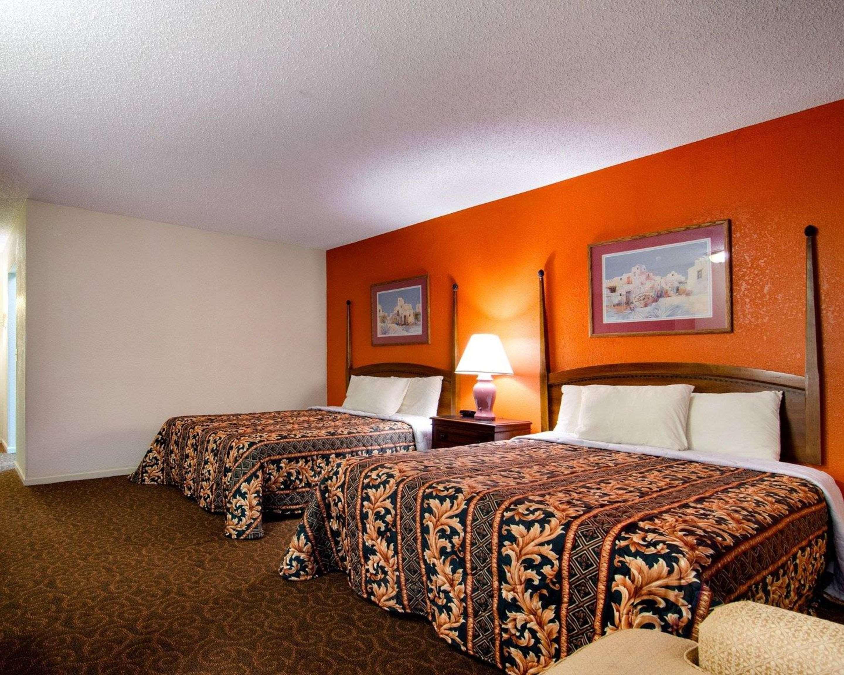 Knights Inn & Suites Emporia Bagian luar foto