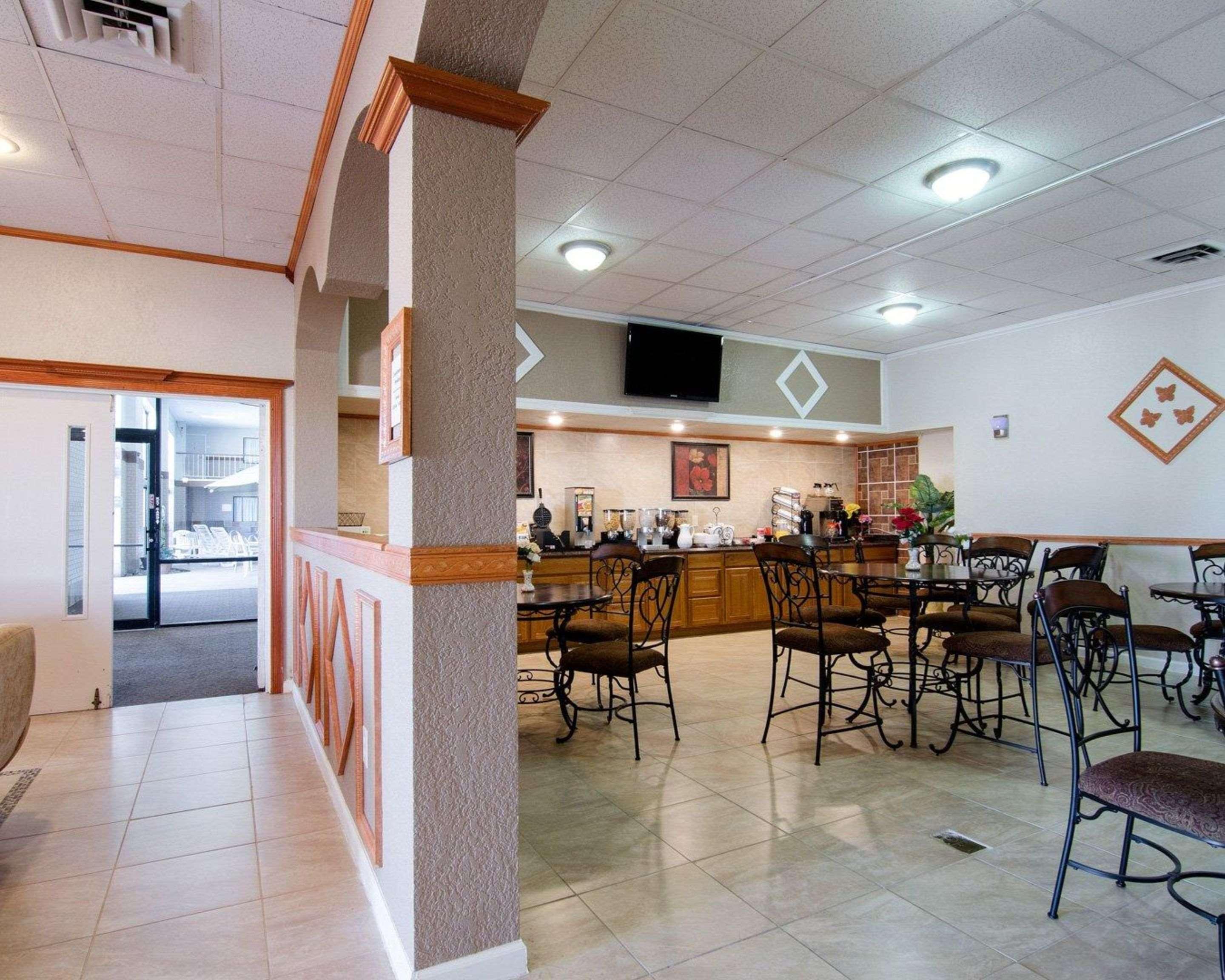 Knights Inn & Suites Emporia Bagian luar foto