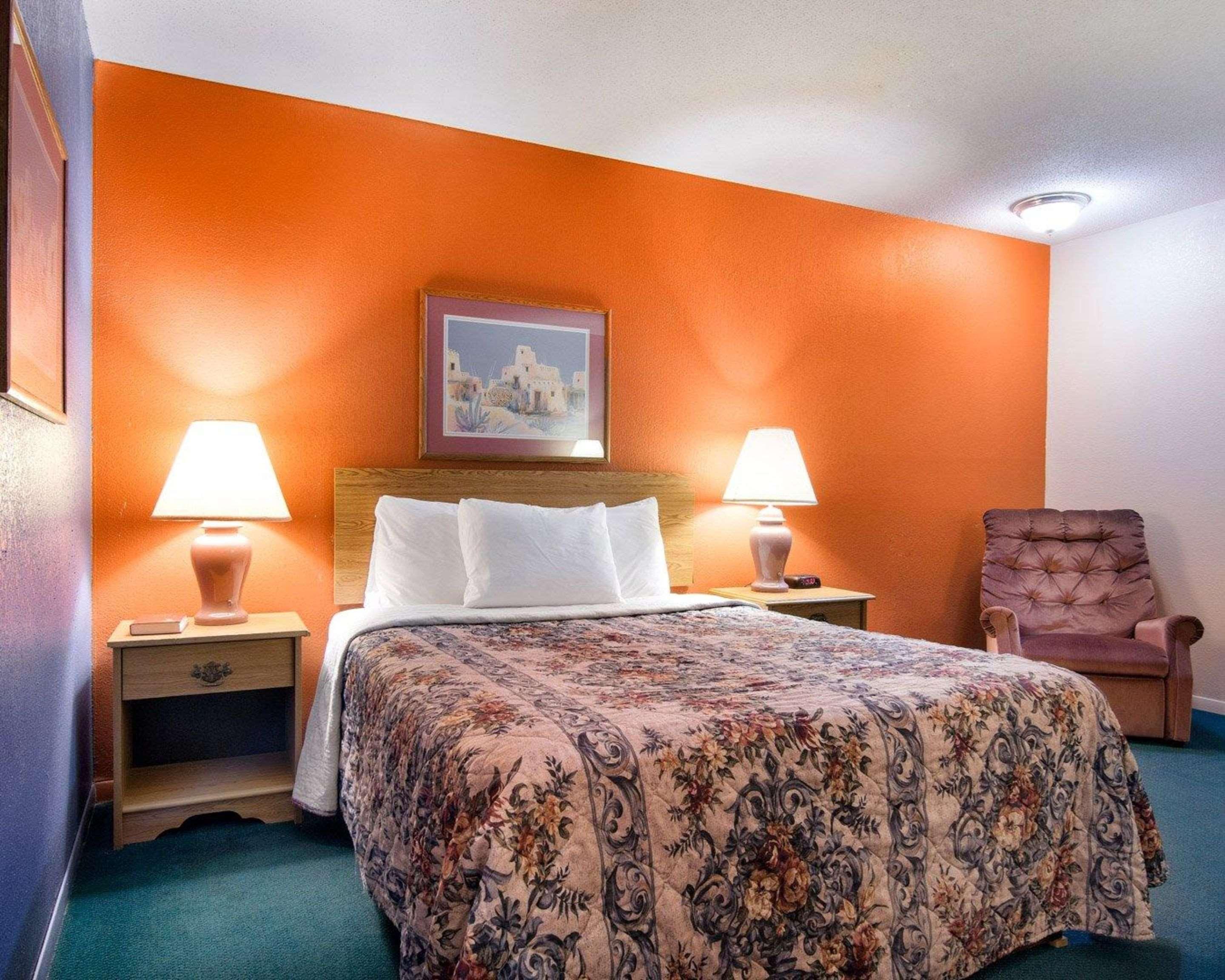 Knights Inn & Suites Emporia Bagian luar foto