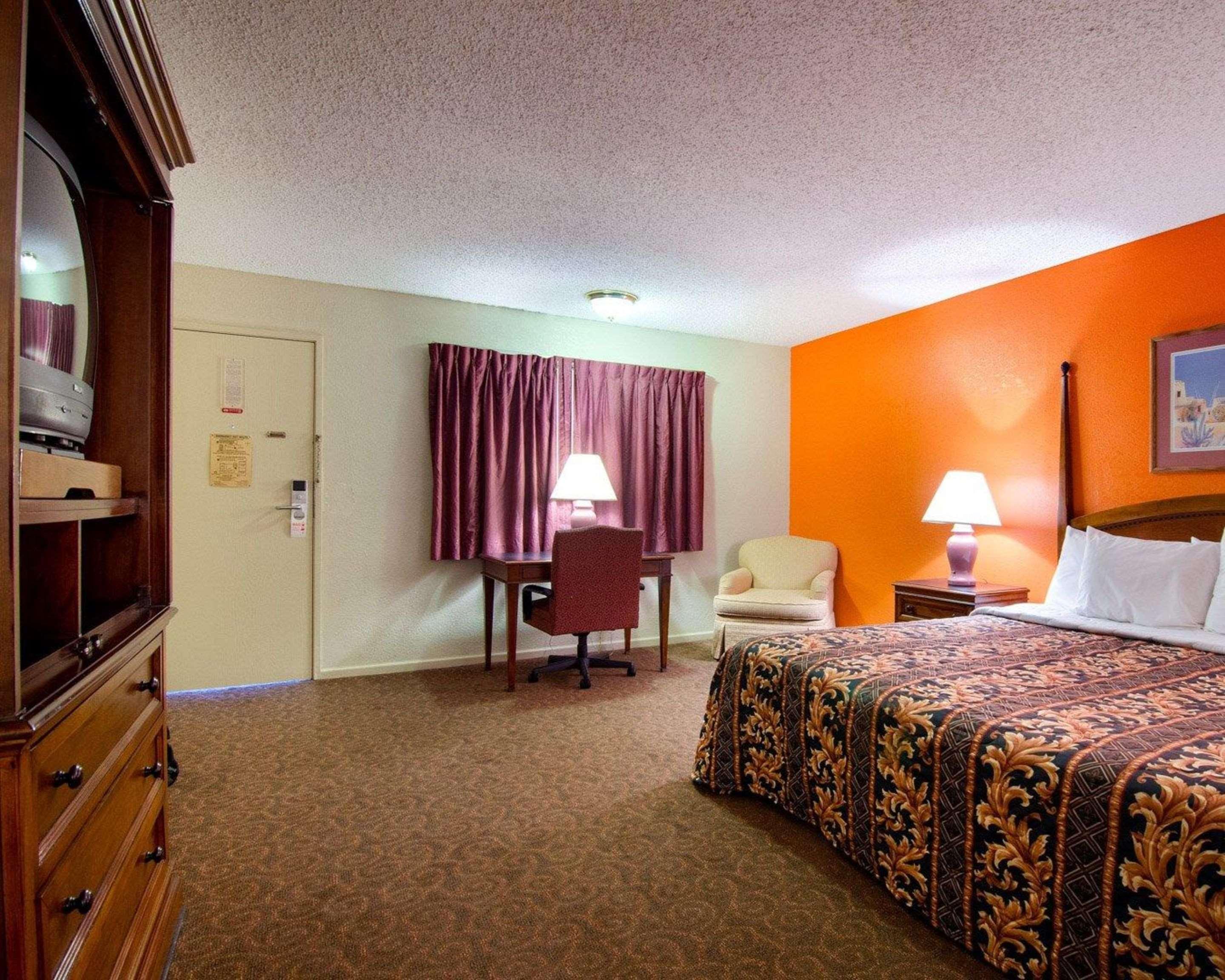 Knights Inn & Suites Emporia Bagian luar foto