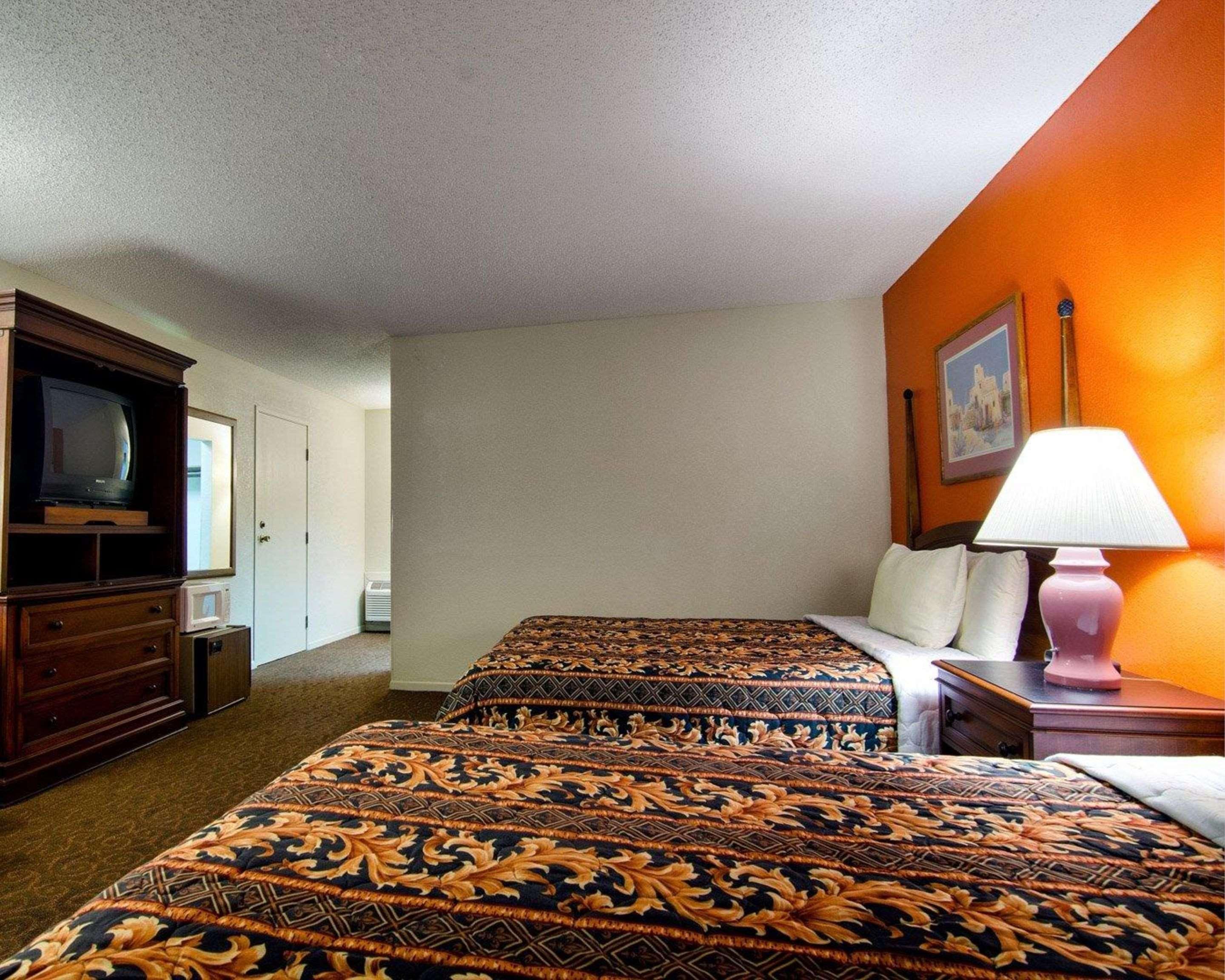 Knights Inn & Suites Emporia Bagian luar foto