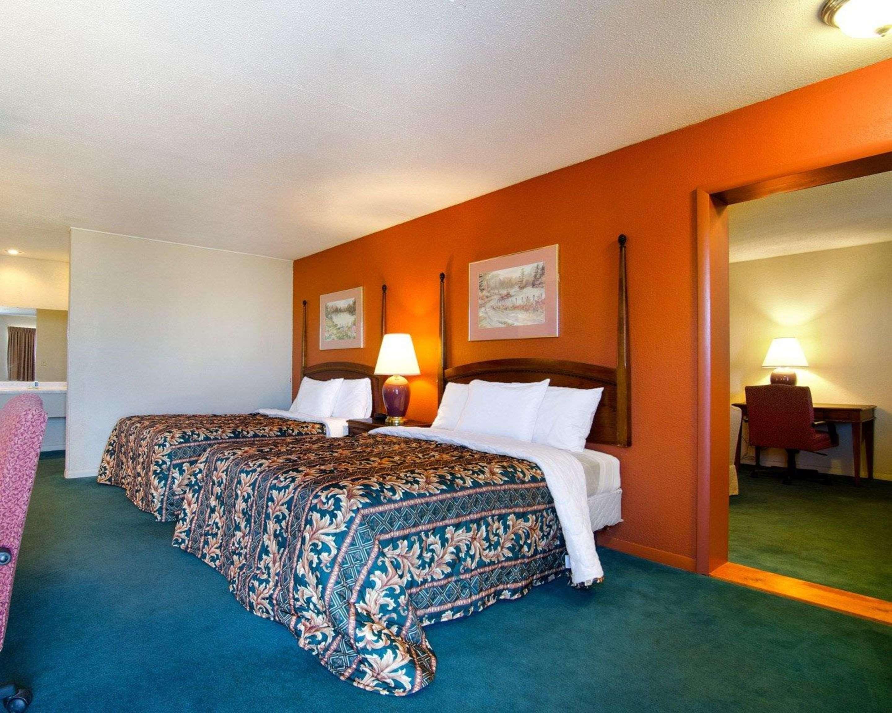 Knights Inn & Suites Emporia Bagian luar foto
